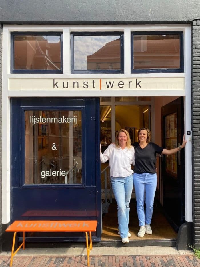 Ivanka en Jiska voor de ingang
